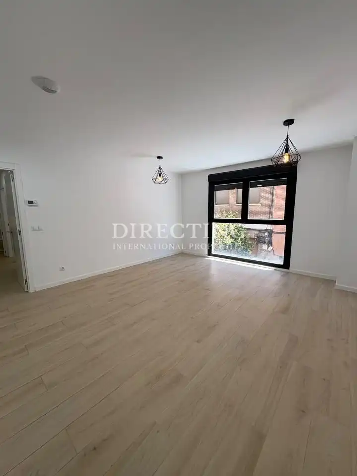 Vista exterior de Piso de alquiler en Madrid con Aire acondicionado, Balcón y Piscina comunitaria