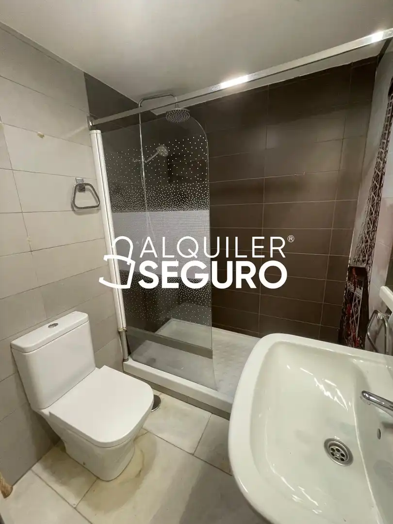 Bathroom of Flat for rent in Madrid  with Air Conditioner, Heating and Furnished