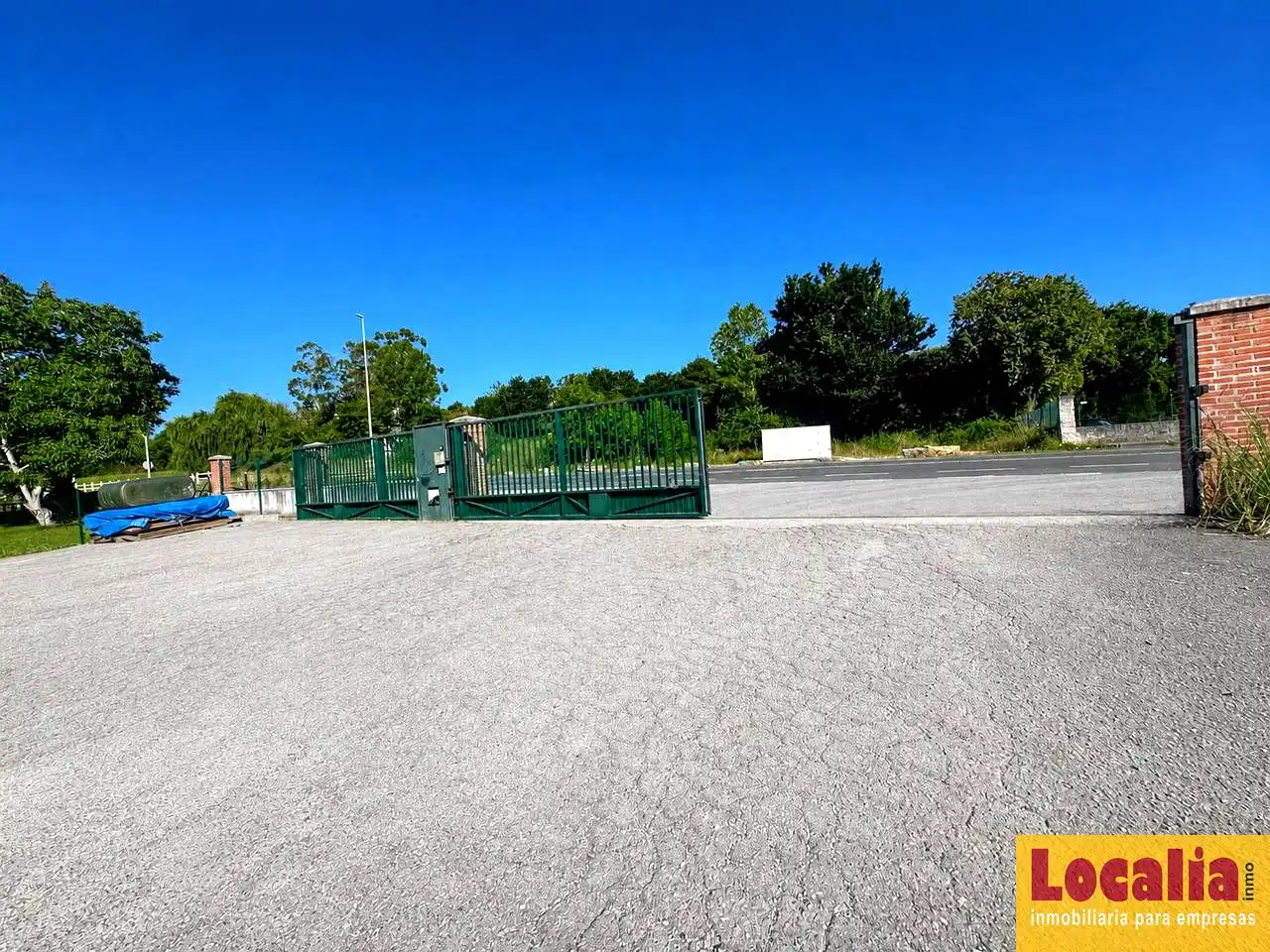 Parkplatz von Fabrikhallen zur Miete in Reocín