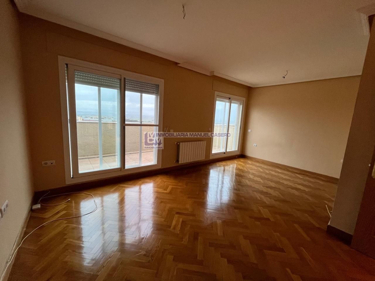 Sala d'estar de Àtic en venda en Cáceres Capital amb Aire condicionat, Calefacció i Parquet