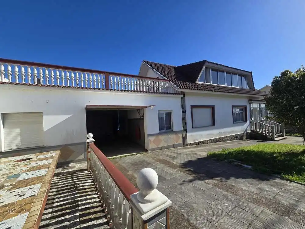 Vista exterior de Casa o xalet en venda en Valdoviño amb Calefacció, Jardí privat i Terrassa