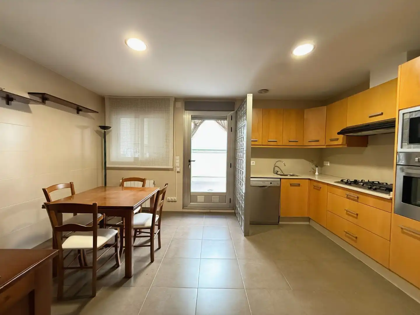 Küche von Einfamilien-Reihenhaus zum Verkauf in La Pobla del Duc mit Klimaanlage, Heizung und Terrasse