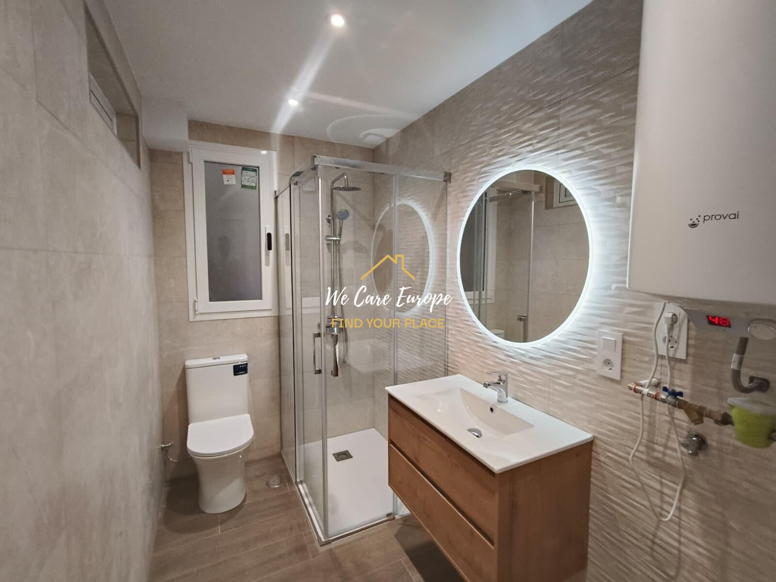 Bathroom of Flat to share in  Granada Capital  with Air Conditioner and Heating
