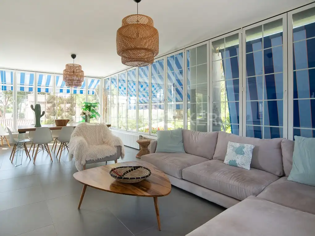 Sala d'estar de Casa o xalet en venda en Benicasim / Benicàssim amb Calefacció, Terrassa i Piscina