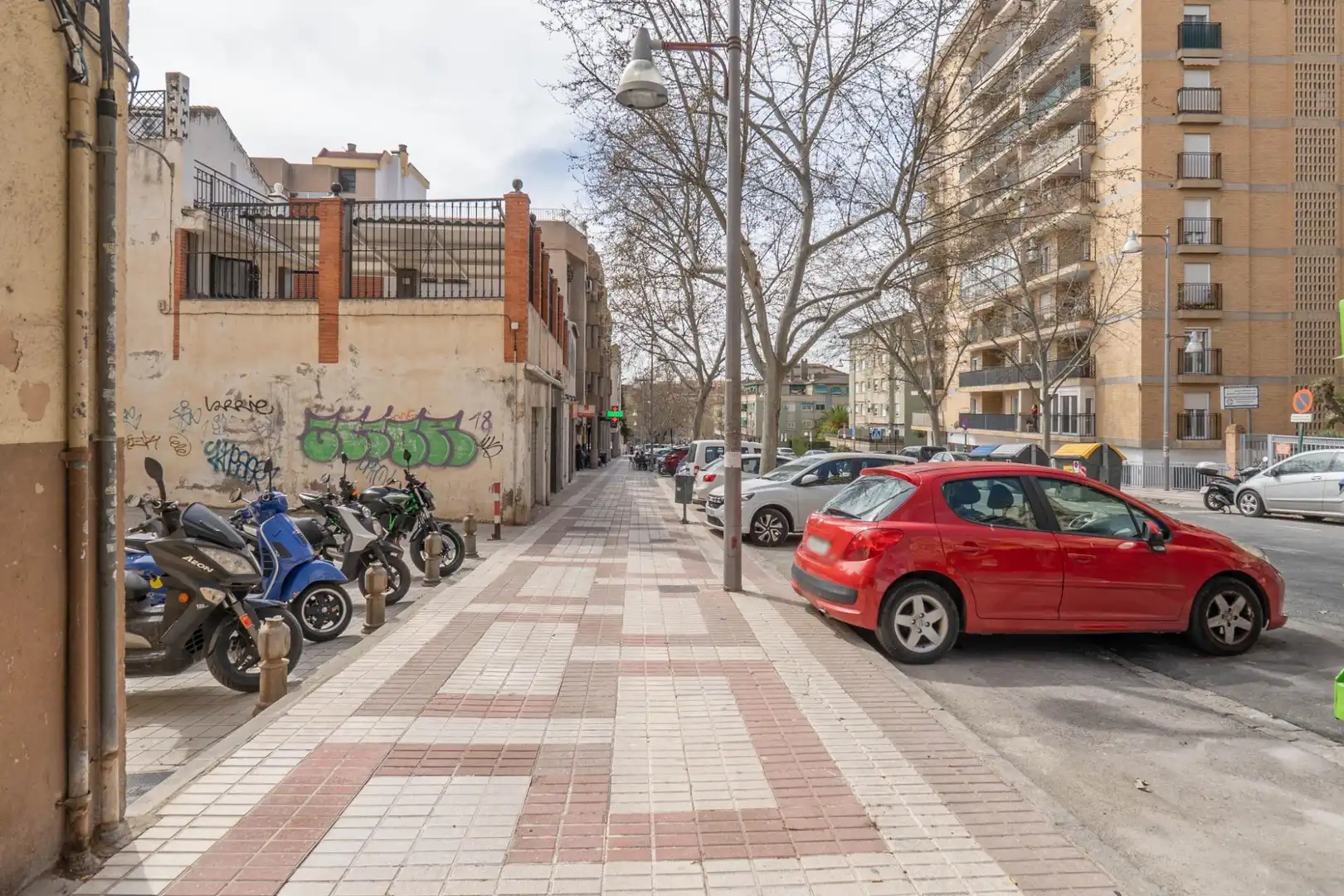 Vista exterior de Pis en venda en Granada amb Aire condicionat i Balcó