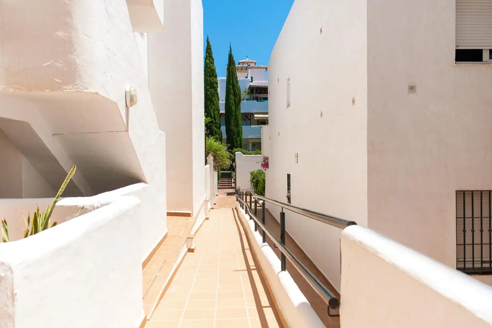 Vista exterior de Dúplex de alquiler en Marbella con Piscina, Amueblado y Piscina comunitaria