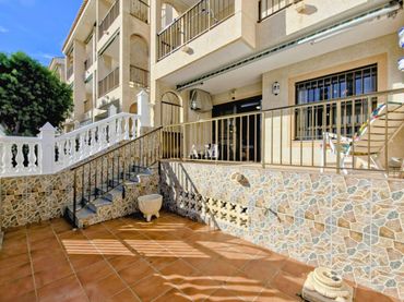 Baixos amb piscina de lloguer a Las Viñas