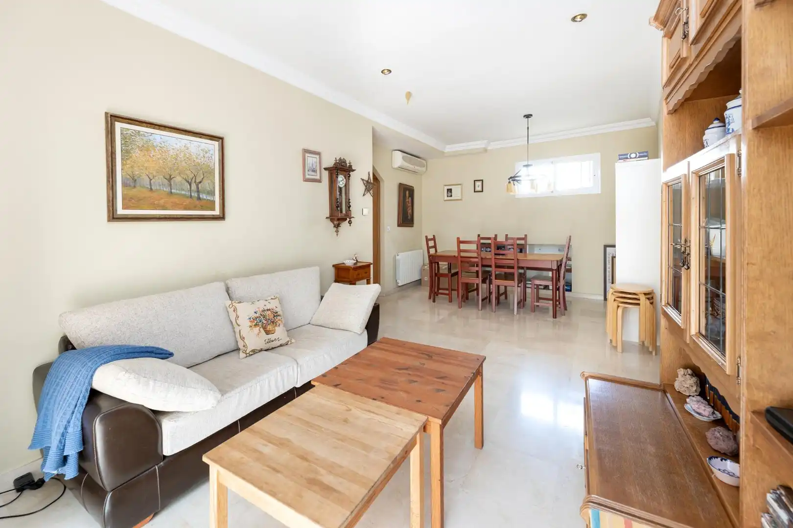 Wohnzimmer von Einfamilien-Reihenhaus zum Verkauf in Granada mit Klimaanlage, Heizung und Privatgarten