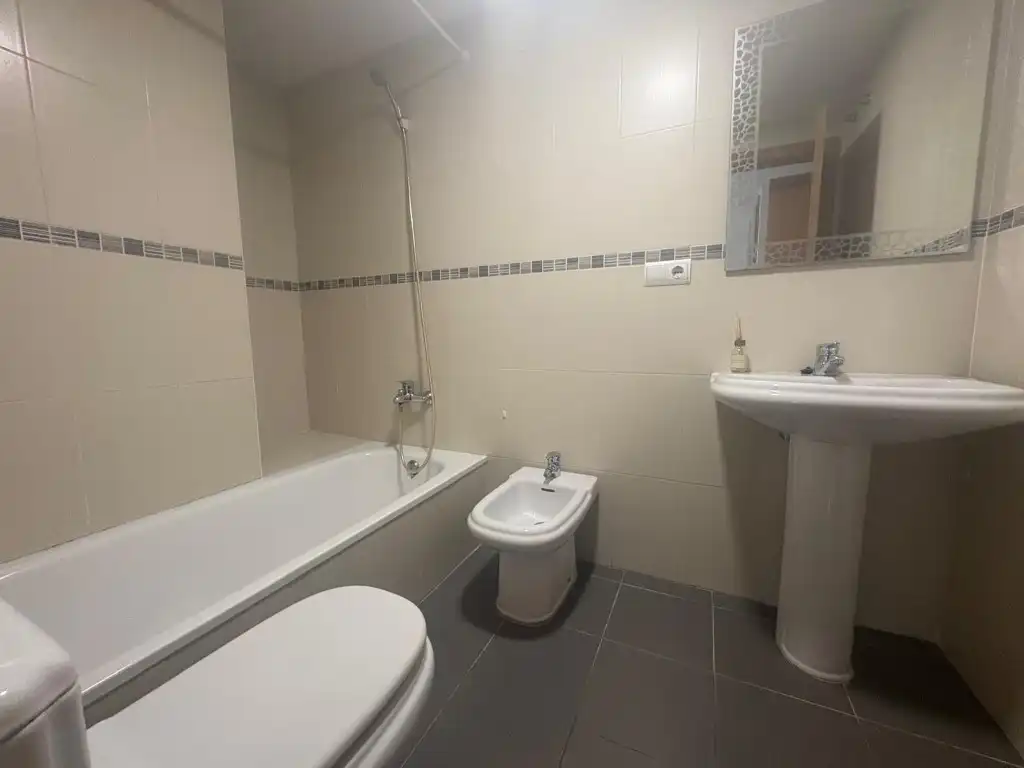 Baño de Piso de alquiler en Paterna con TV y Balcón