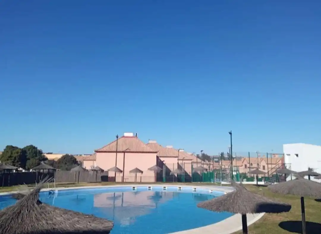 Piscina de Casa adosada en venda en Espartinas amb Aire condicionat, Jardí privat i Traster