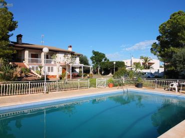 Xalet amb piscina en venda a Jubalcoi