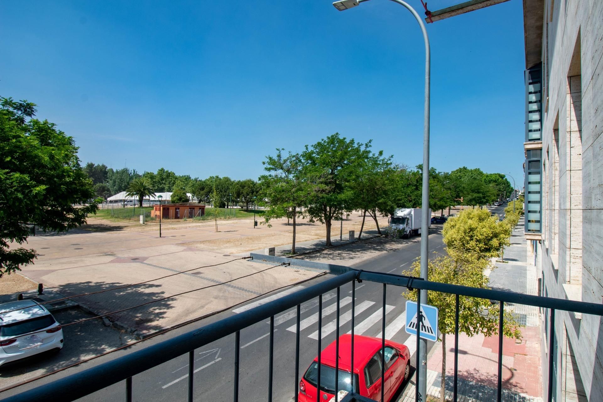 Vista exterior de Casa o xalet en venda en San Fernando de Henares amb Aire condicionat, Calefacció i Terrassa