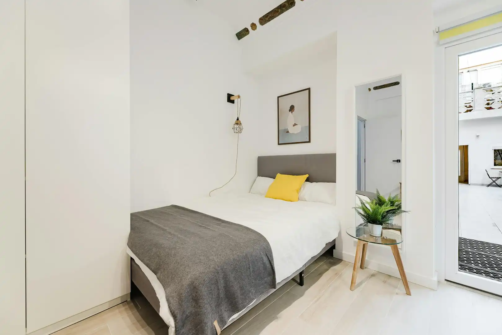 Schlafzimmer von Wohnung zur Miete in Valencia mit Klimaanlage, Waschmaschine und Fernseher
