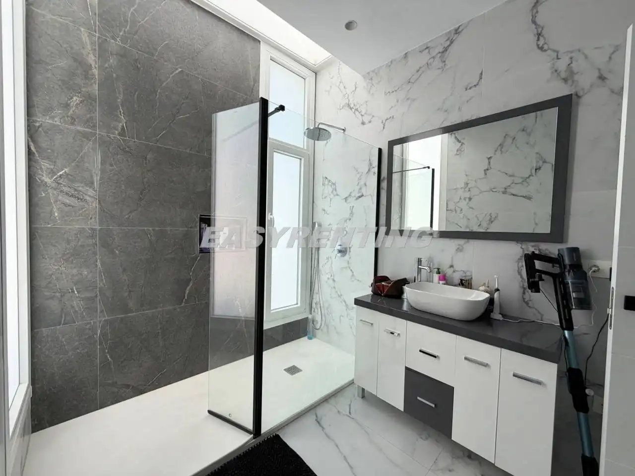 Bathroom of Houses for sale in La Línea de la Concepción  with Air Conditioner, Private garden and Terrace