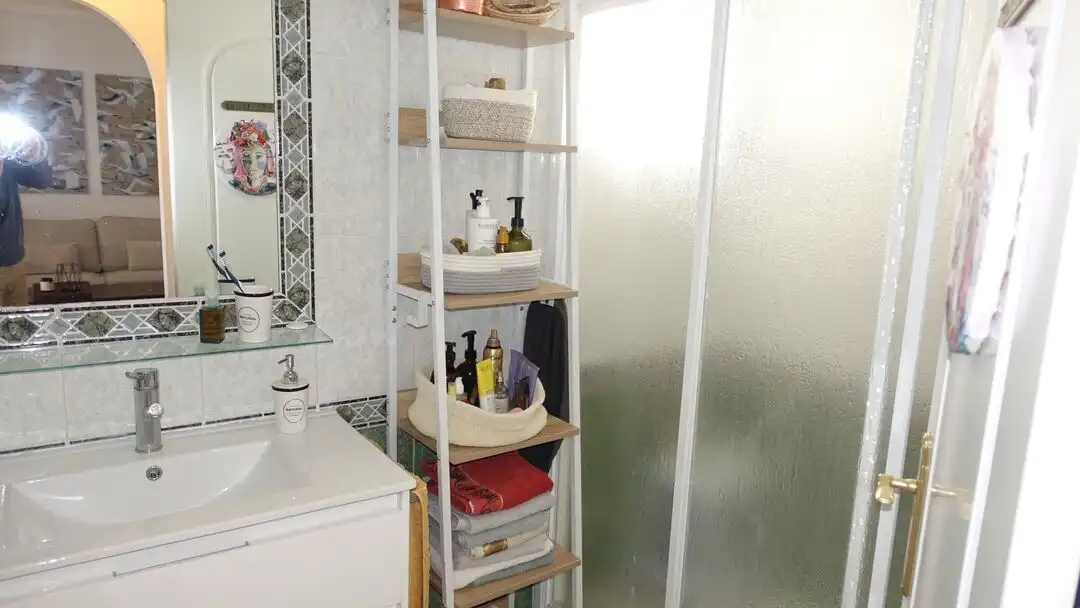 Baño de Piso en venta en Guardamar del Segura con Aire acondicionado, Terraza y Piscina