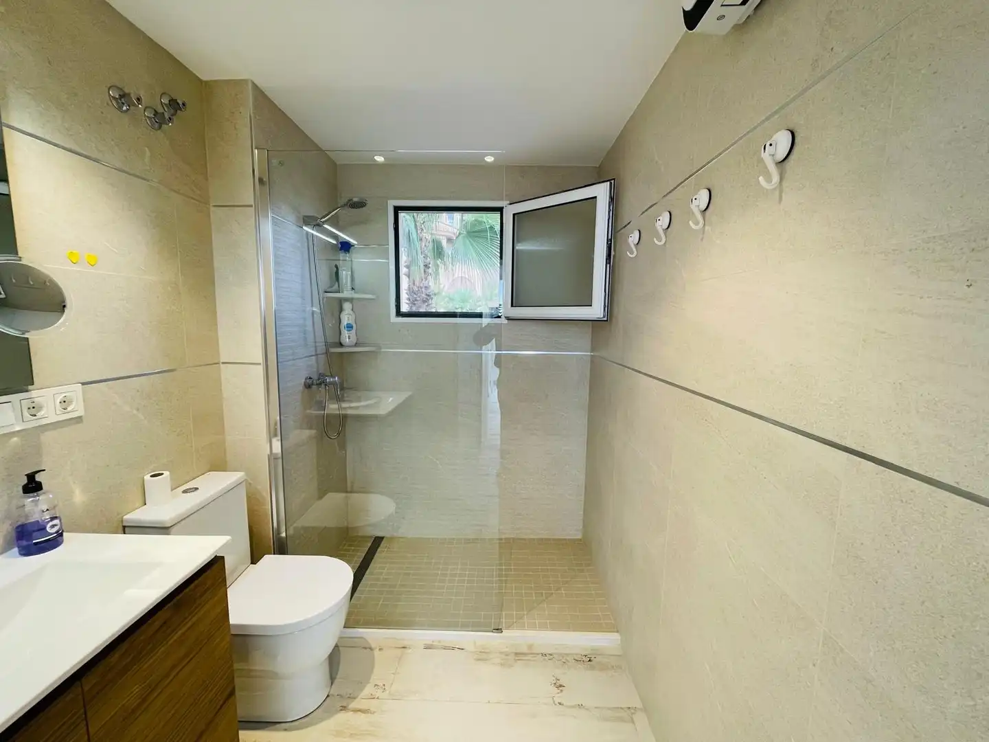 Bany de Apartament de lloguer en Torrevieja amb Calefacció, Terrassa i Piscina