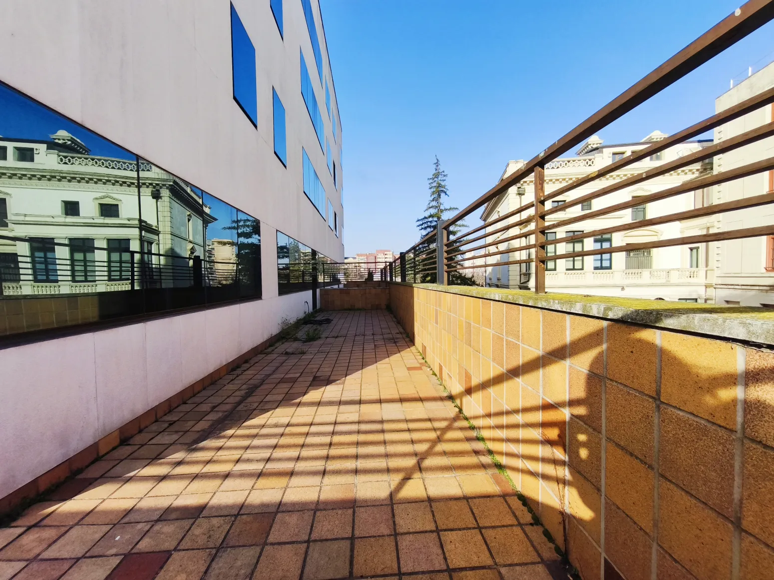 Terrassa de Oficina de lloguer en  Logroño amb Calefacció