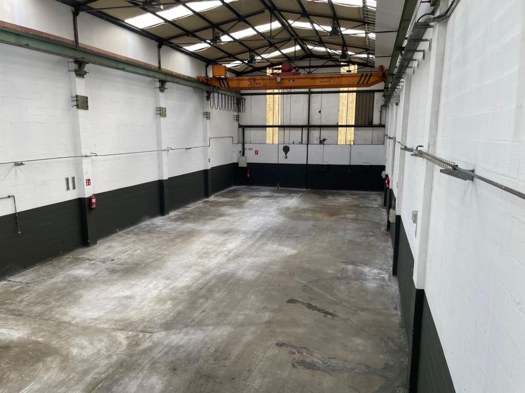 Industrial buildings to rent in Aduna