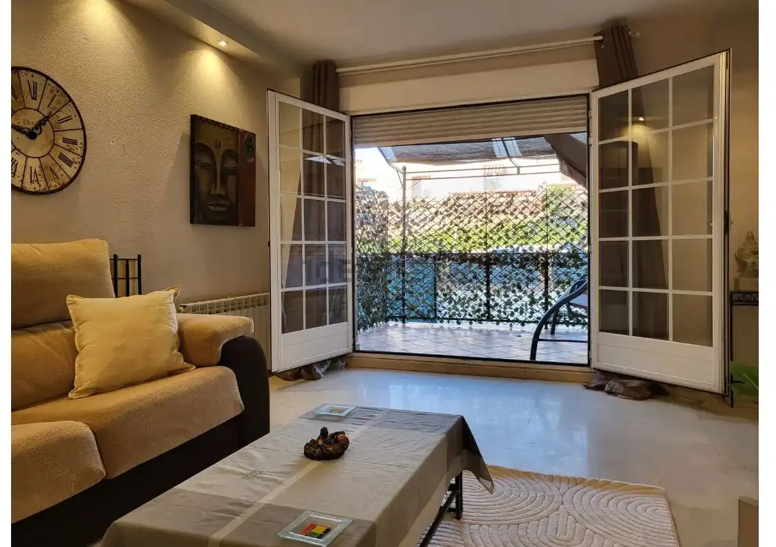 Sala d'estar de Casa adosada en venda en Villaviciosa de Odón amb Aire condicionat, Calefacció i Jardí privat