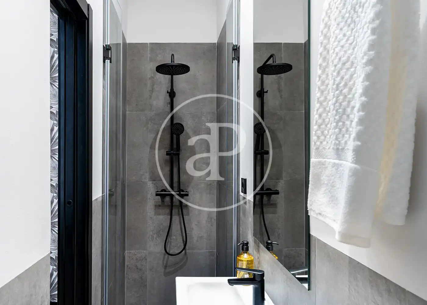 Bathroom of Flat for rent in Madrid  with Air Conditioner, Heating and Furnished