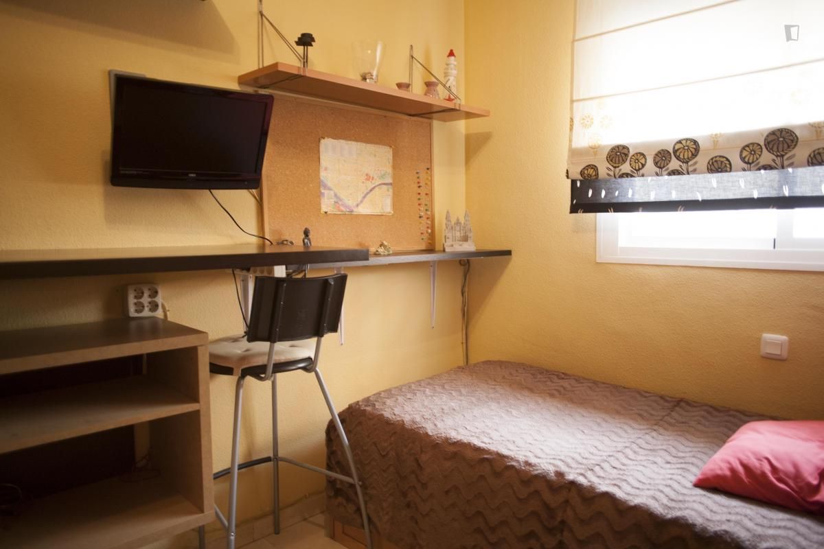 Dormitori de Apartament per a compartir en  Sevilla Capital amb Aire condicionat, Calefacció i Moblat