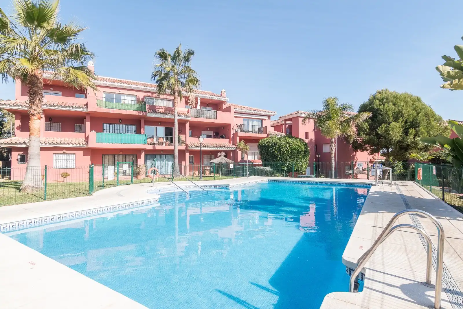 Vista exterior de Apartamento en venta en Manilva con Aire acondicionado, Terraza y Piscina
