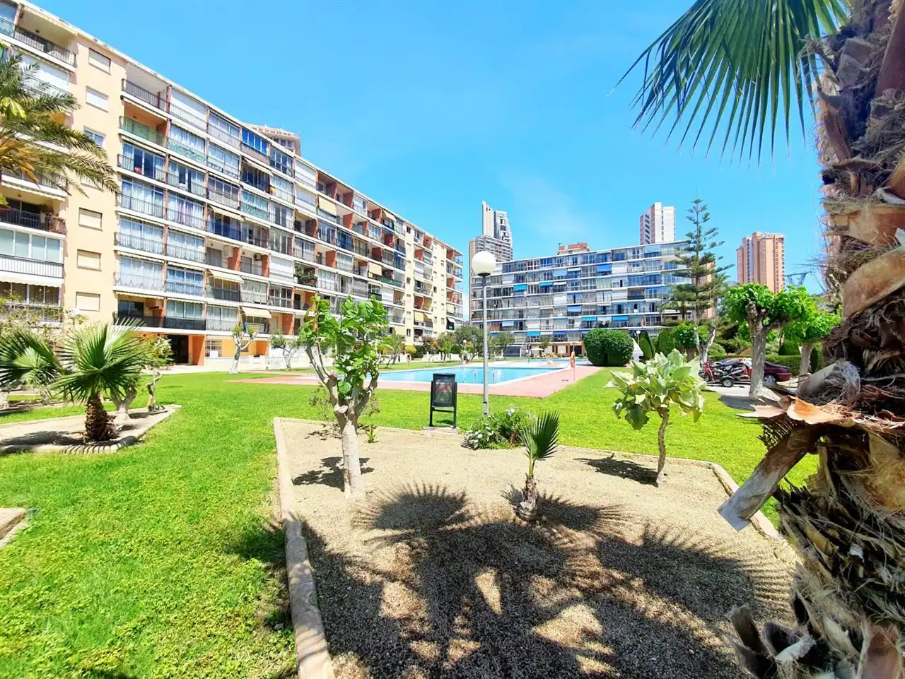 Vista exterior de Dúplex de alquiler en Villajoyosa / La Vila Joiosa con Piscina y Amueblado