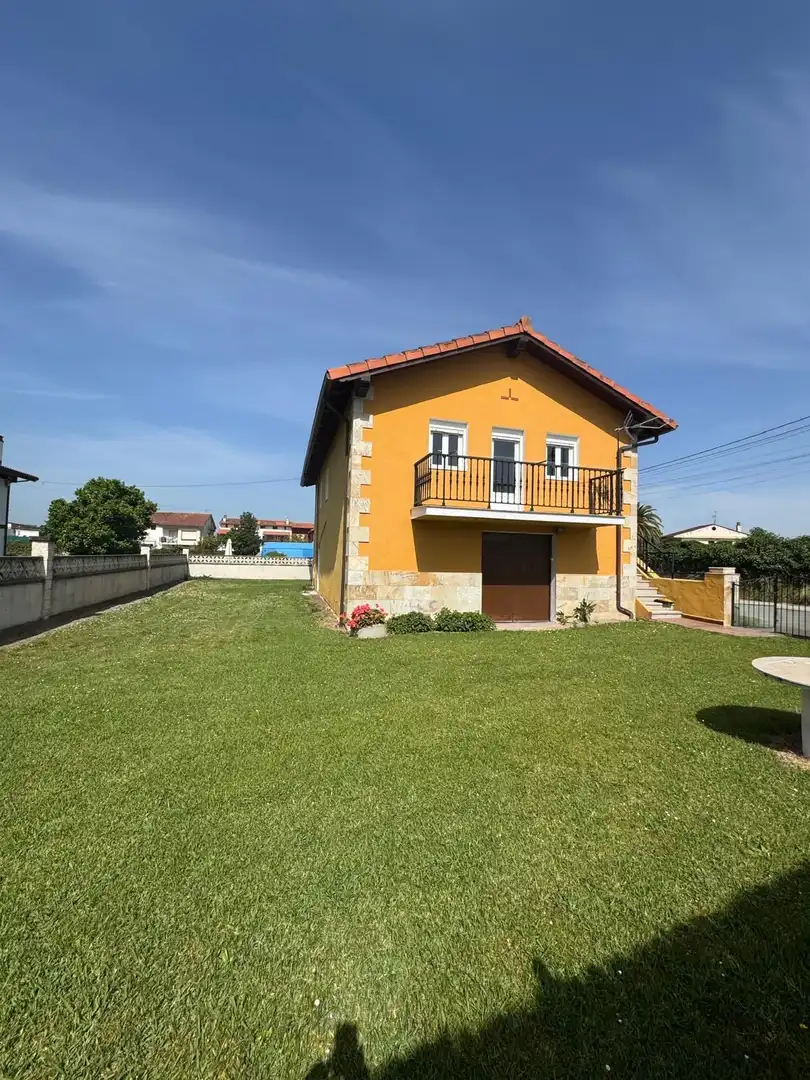 Vista exterior de Casa o xalet de lloguer en Laredo amb Jardí privat i Moblat
