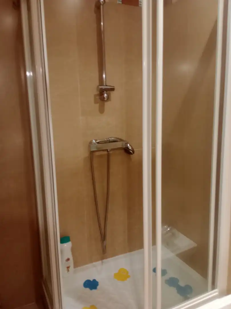 Baño de Piso para compartir en Granada con Calefacción, Amueblado y Horno