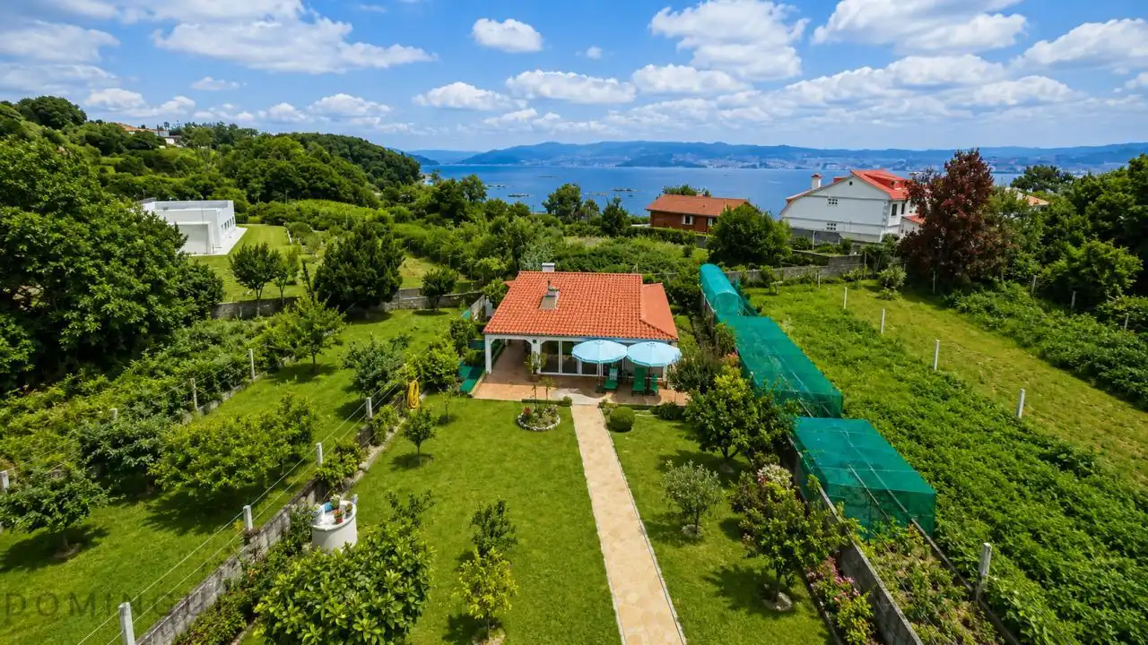 Jardí de Casa o xalet en venda en Cangas  amb Calefacció, Jardí privat i Terrassa
