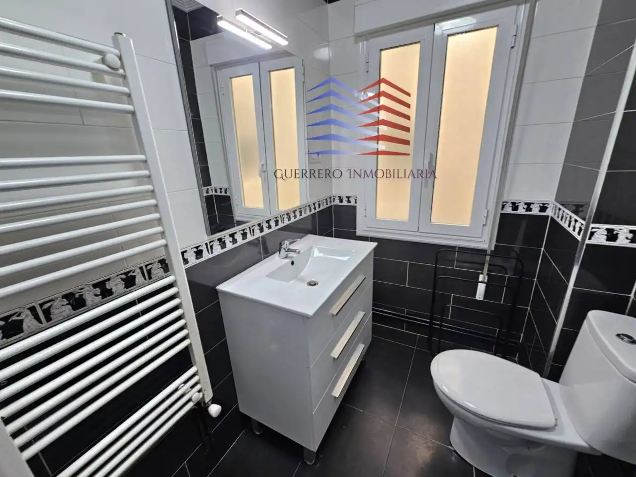 Badezimmer von Wohnungen zur Miete in Ourense Capital  mit Heizung, Parkett und Möbliert