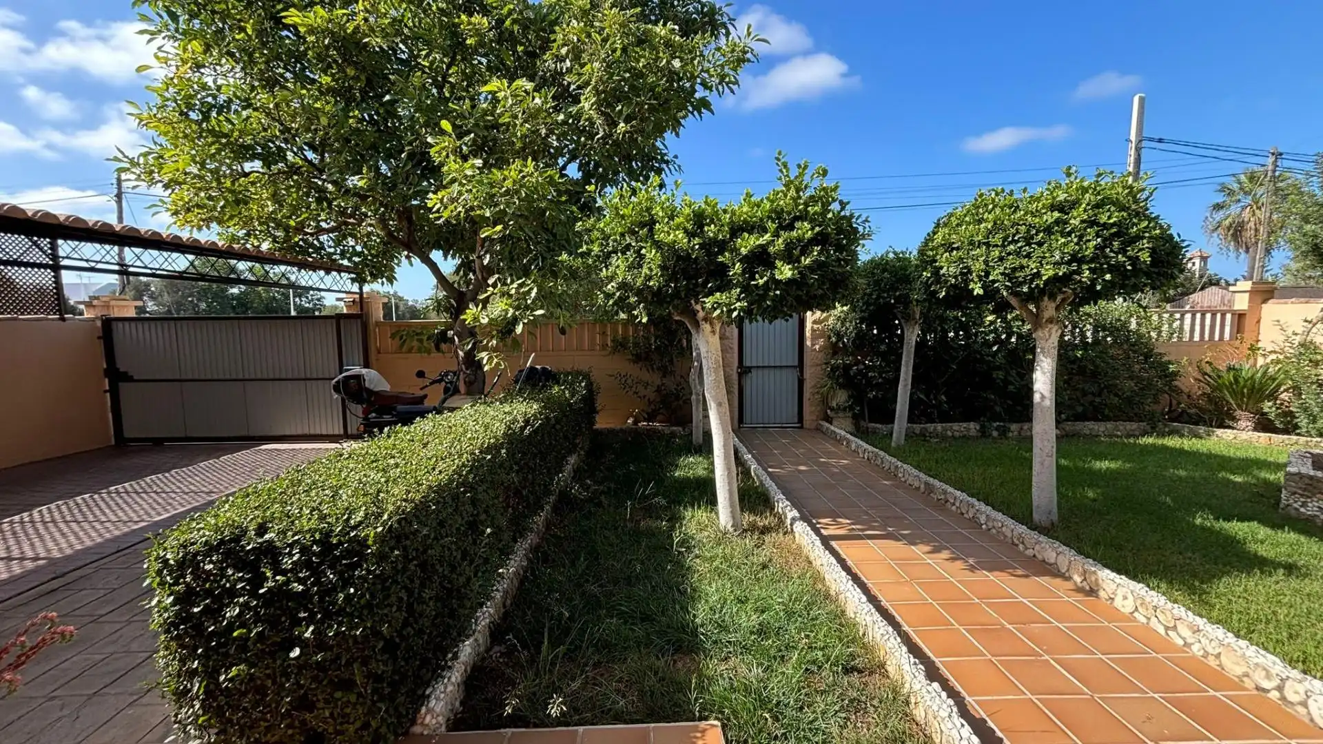 Jardí de Casa o xalet en venda en Chiclana de la Frontera amb Aire condicionat, Jardí privat i Traster