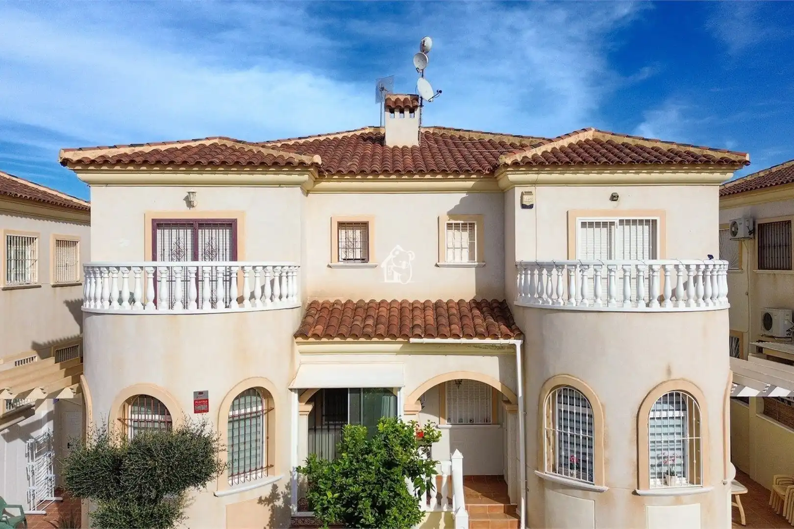 Vista exterior de Casa adosada en venda en Torrevieja amb Aire condicionat, Jardí privat i Terrassa