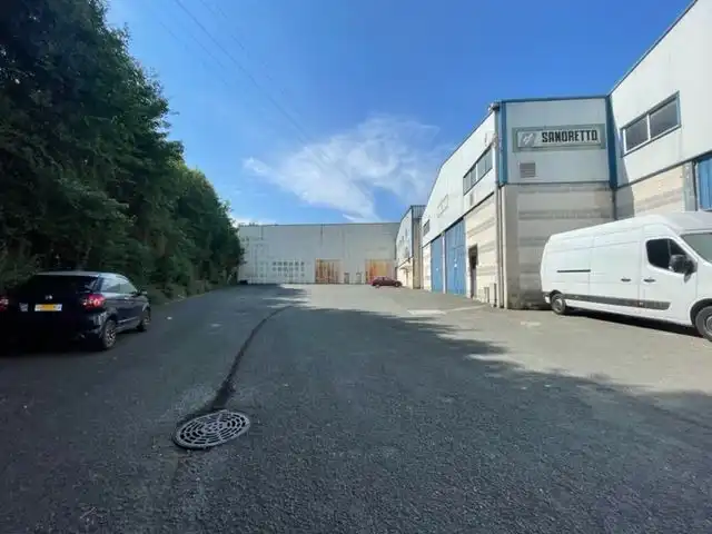 Außenansicht von Fabrikhallen zur Miete in Urnieta