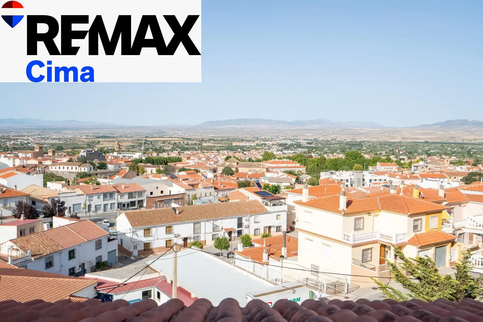 Vista exterior de Casa adosada en venda en Baza amb Aire condicionat, Calefacció i Jardí privat