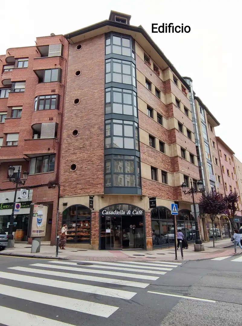 Vista exterior de Pis en venda en Oviedo  amb Calefacció, Parquet i Traster