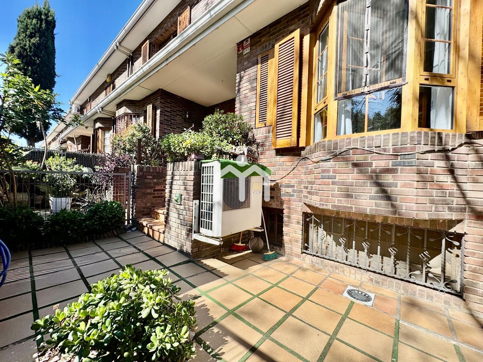 Vista exterior de Casa o xalet en venda en Badalona amb Aire condicionat, Calefacció i Jardí privat