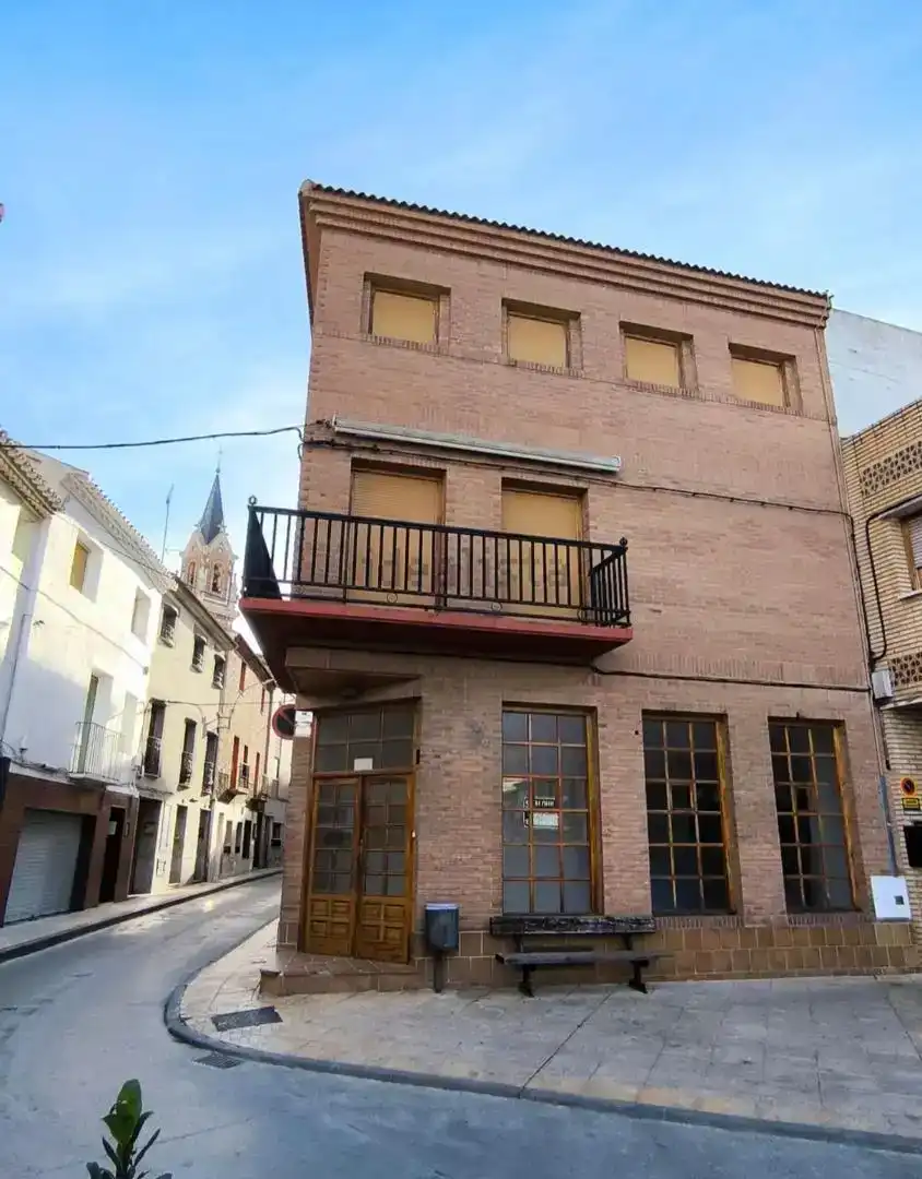Vista exterior de Casa adosada de alquiler en Fuentes de Ebro, Zaragoza