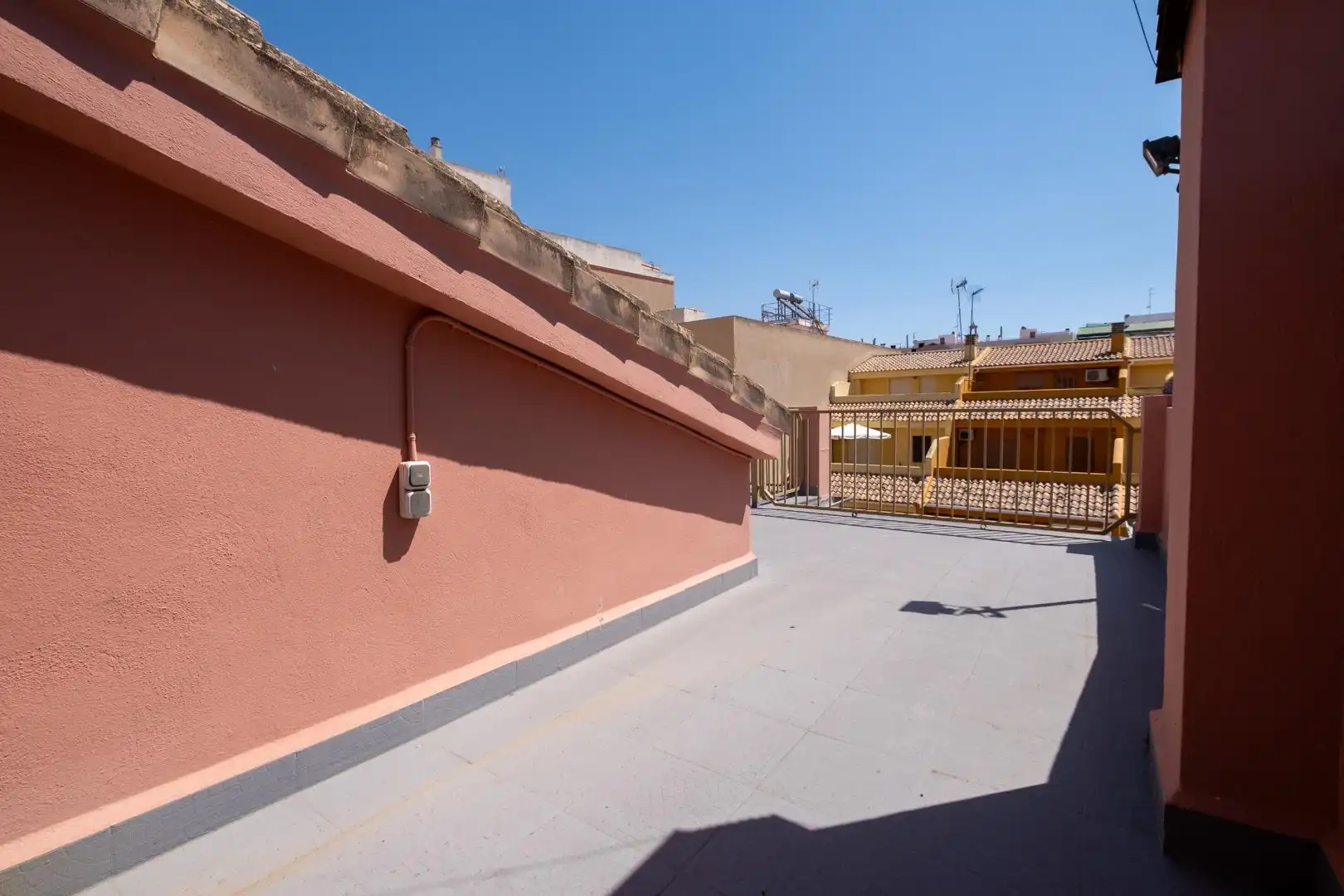 Außenansicht von Dachboden zur Miete in Moncada mit Privatgarten, Terrasse und Balkon