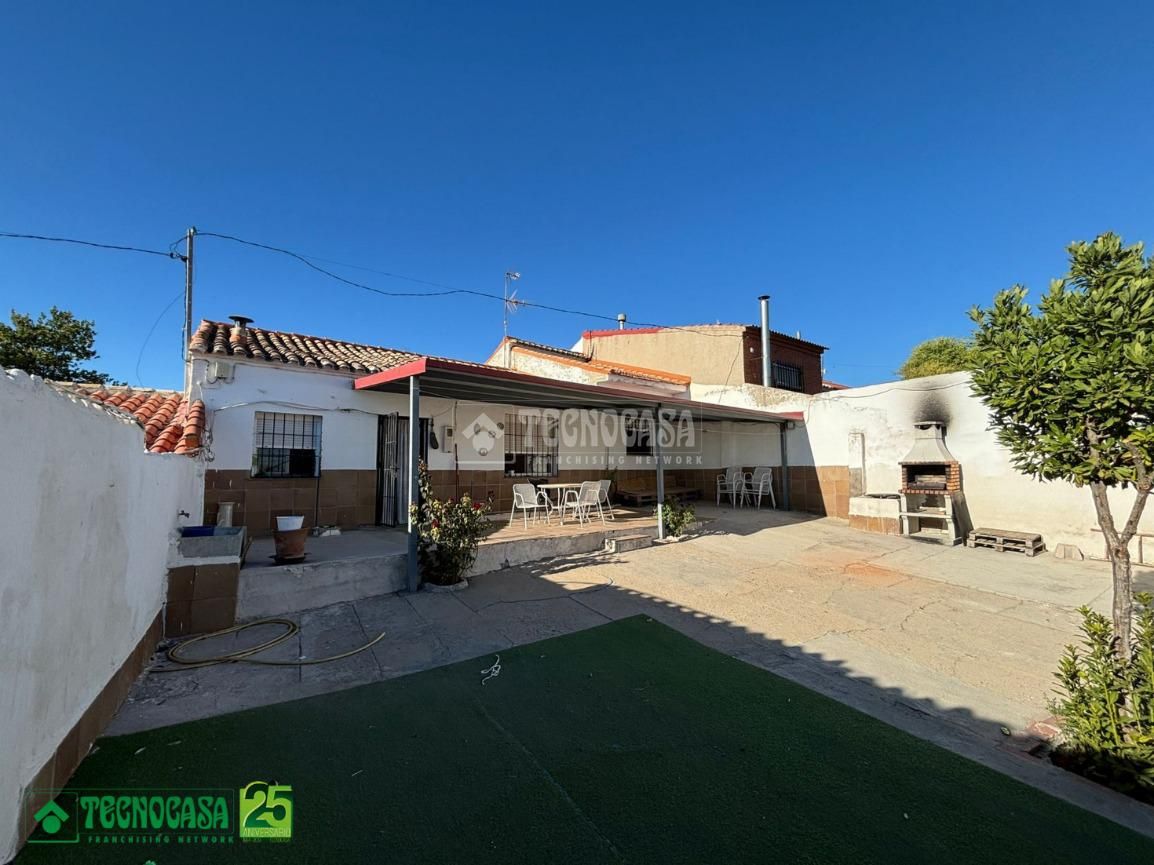 Exterior view of Single-family semi-detached for sale in La Puebla de Montalbán  with Air Conditioner and Storage room