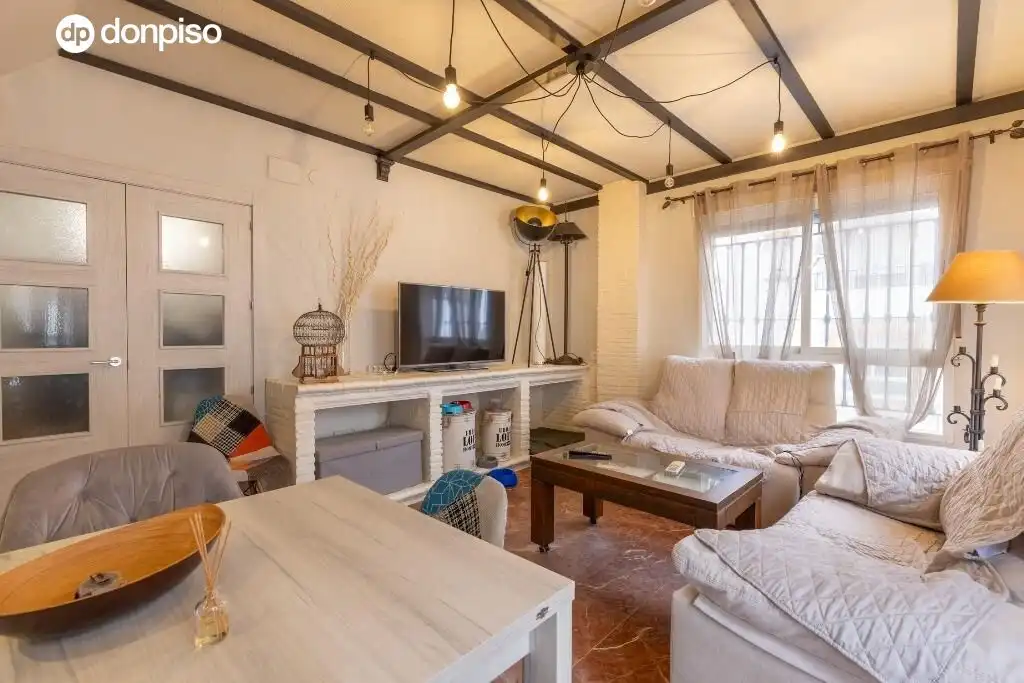 Sala d'estar de Casa adosada en venda en Granada amb Terrassa i Piscina comunitària
