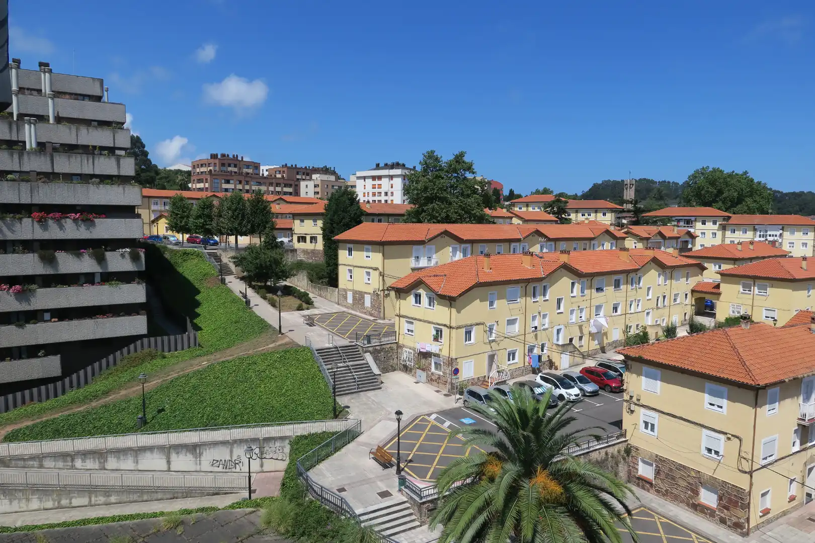 Vista exterior de Pis en venda en Avilés amb Calefacció, Parquet i Terrassa