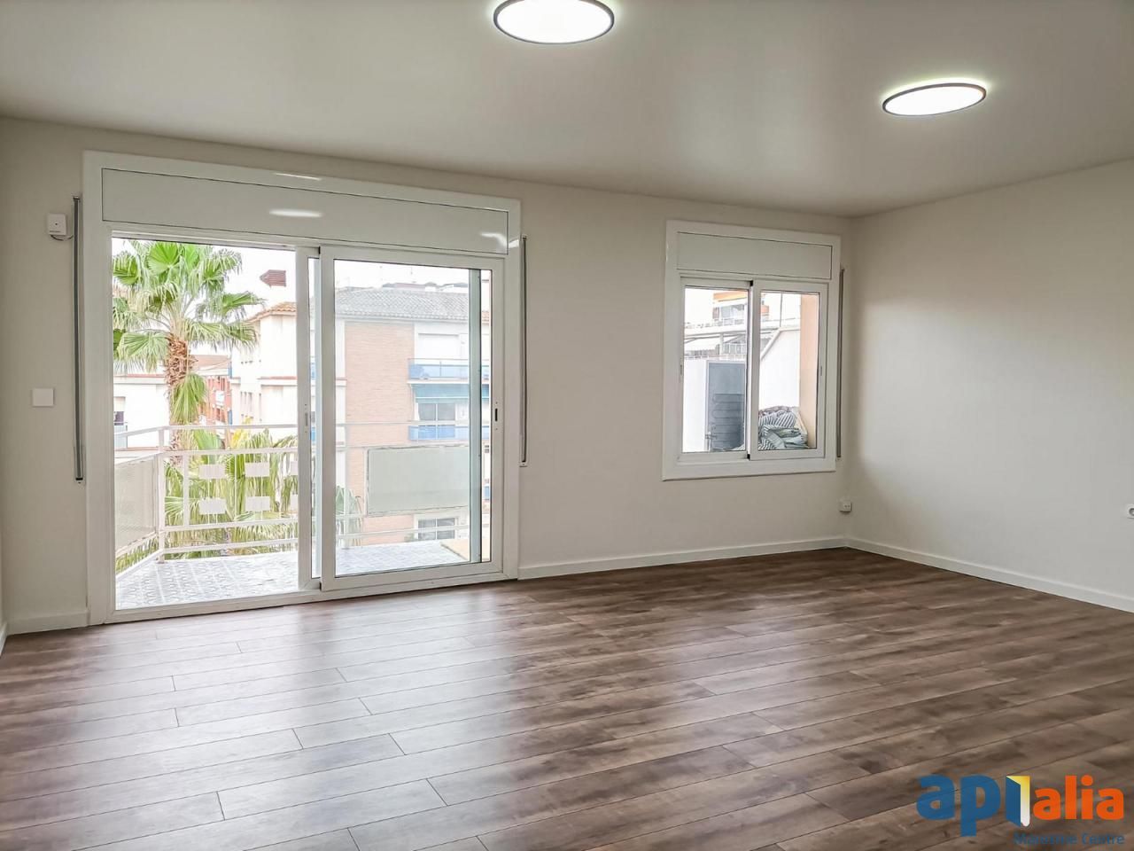 Sala d'estar de Pis en venda en Pineda de Mar amb Parquet