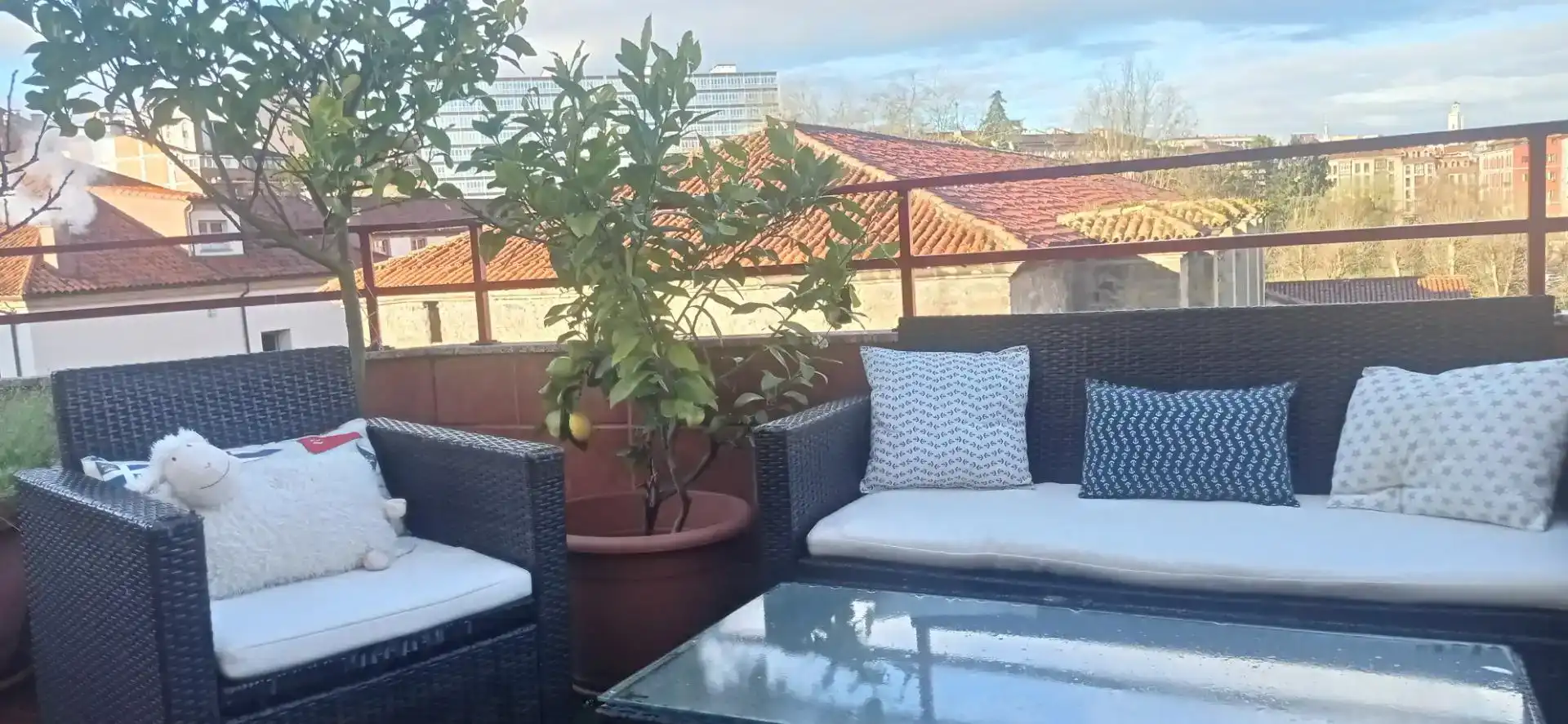 Terrassa de Àtic per a compartir en Oviedo  amb Parquet, Moblat i Forn