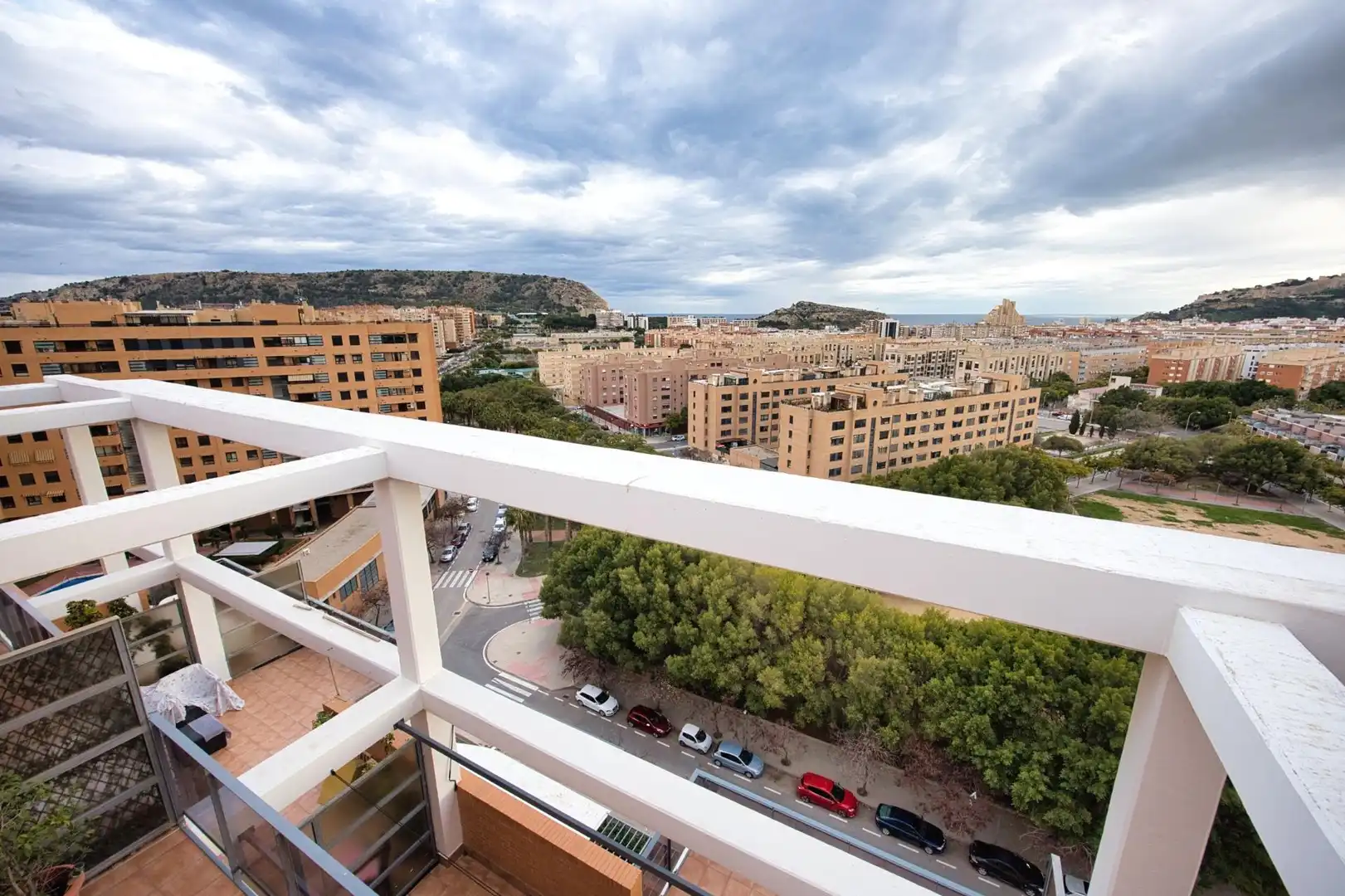 Vista exterior de Ático en venta en Alicante / Alacant con Terraza, Trastero y Piscina comunitaria