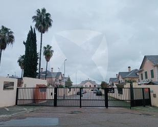 Vista exterior de Casa adosada en venda en Badajoz Capital amb Aire condicionat, Jardí privat i Terrassa