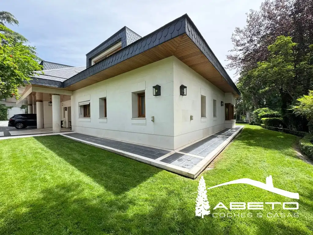 Vista exterior de Casa o chalet en venta en Madrid