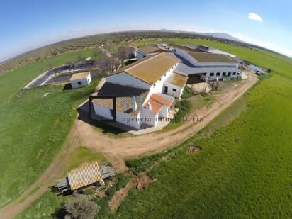 Vista exterior de Finca rústica en venda en Guadamur amb Jardí privat