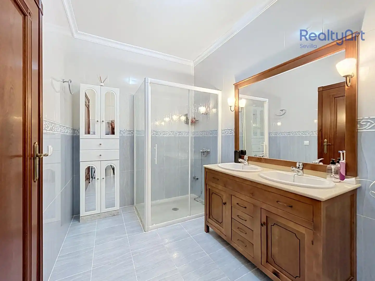 Bathroom of Houses for sale in Tomares  with Air Conditioner, Heating and Private garden