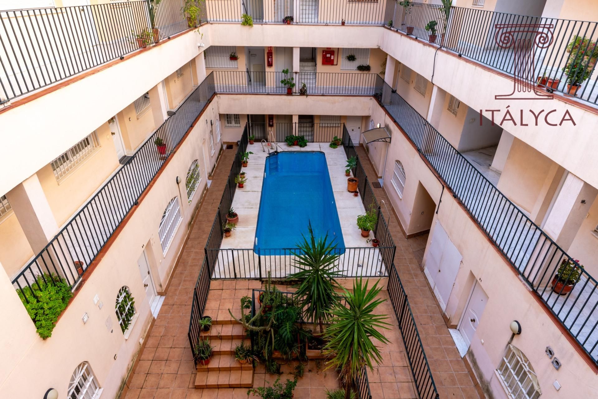 Piscina de Dúplex en venda en Sanlúcar la Mayor amb Aire condicionat, Terrassa i Traster
